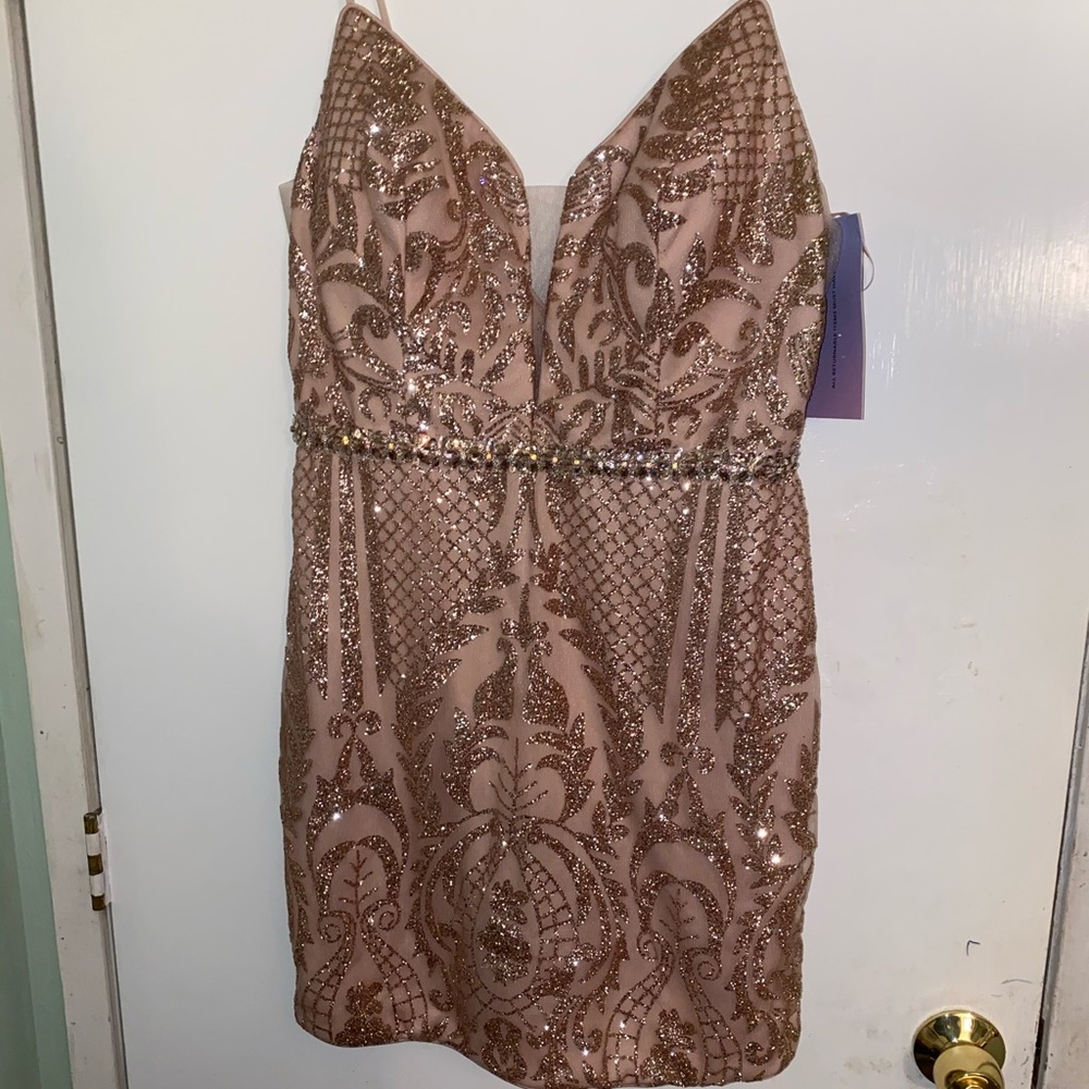 Slim-Fit V-Neck Glitter-Mesh Homecoming Dress